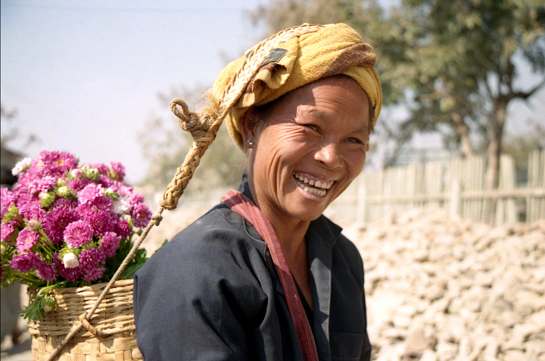 30 paysanne avec fleurs sur la tête.jpg